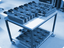 Elektronische Baugruppen auf Lager-Transportwagen zur weiteren Verarbeitung