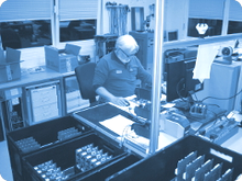 Fachkraft bei der Funktionsprüfung einer elektronischen Baugruppe zur Qualitätssicherung