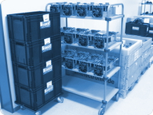 Lagerregal mit ESD-Boxen und fertigen Elektronikbaugruppen