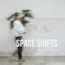 zwei Astronauten laufen auf eine Art Maßoberfläche, alles ist in grün, sieht aus wie im Weltall
