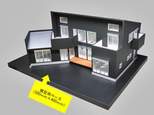 木製の台に乗せた住宅模型の画像