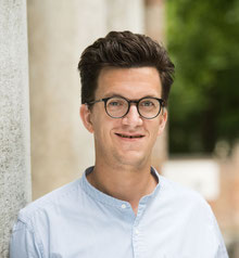 Foto zeigt lächelnden Mann mit Brille und mittellangen Haaren (Wille Felix Zante)