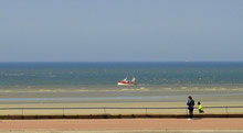 Chalutier pêchant parallèlement à la plage du Touquet
