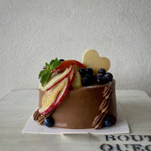 富士宮市のケーキカフェcafe verbの、こぼれるフルーツショコラクリームバースデーケーキ