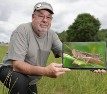 Jürgen mit Heuschrecke (Foto: Köhlen, RP)