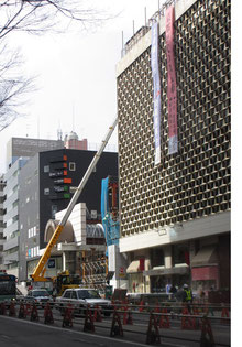 *<藤崎>デパート前の青葉通り地下鉄工事