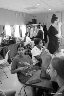 Achter de schermen van de 2020 Dansstudio Dentro Cool Voorstelling: Tharanika en Mesika in de kleedkamer, getting ready...