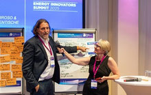 Moderatorin Tina Barroso interviewt Impulsgeber zu den Ergebnissen der interaktiven Session. Beide stehen vor einem Flipchart mit Notizen aus dem Brainstorming.