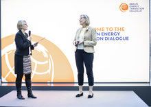 Tina Barroso interviewt die Geschäftsführerin der Deutschen Energieagentur dena, Kristina Haverkamp im Rahmen der Empowerment Hour. Beide stehen auf der Bühne und sind einander zugewandt.