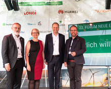 Andreas Bett, Tina Barroso, Thomas Heilmann und Timon Gremmels auf der Bühne nach der Eröffnungsdiskussion des Forum Neue Energiewelt 2022