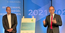 Kultusminster Grant Hendrik Tonne (rechts) und Regionsdezernent Ulf-Birger Franz verleihen virtuell das Gütesiegel. (Foto: HAZ)