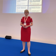 Tina Barroso auf der Bühne des EM-Power Messeforums. Im Hintergrund die Leinwand mit den Programm