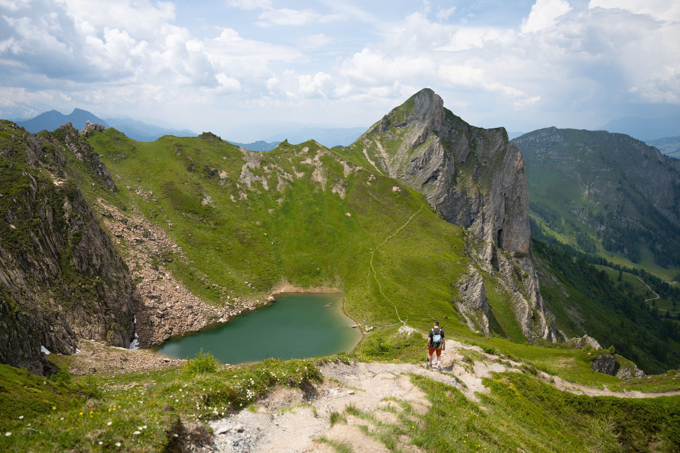 Wanderer auf dem Weg zum Schuhflickersee im Großarltal