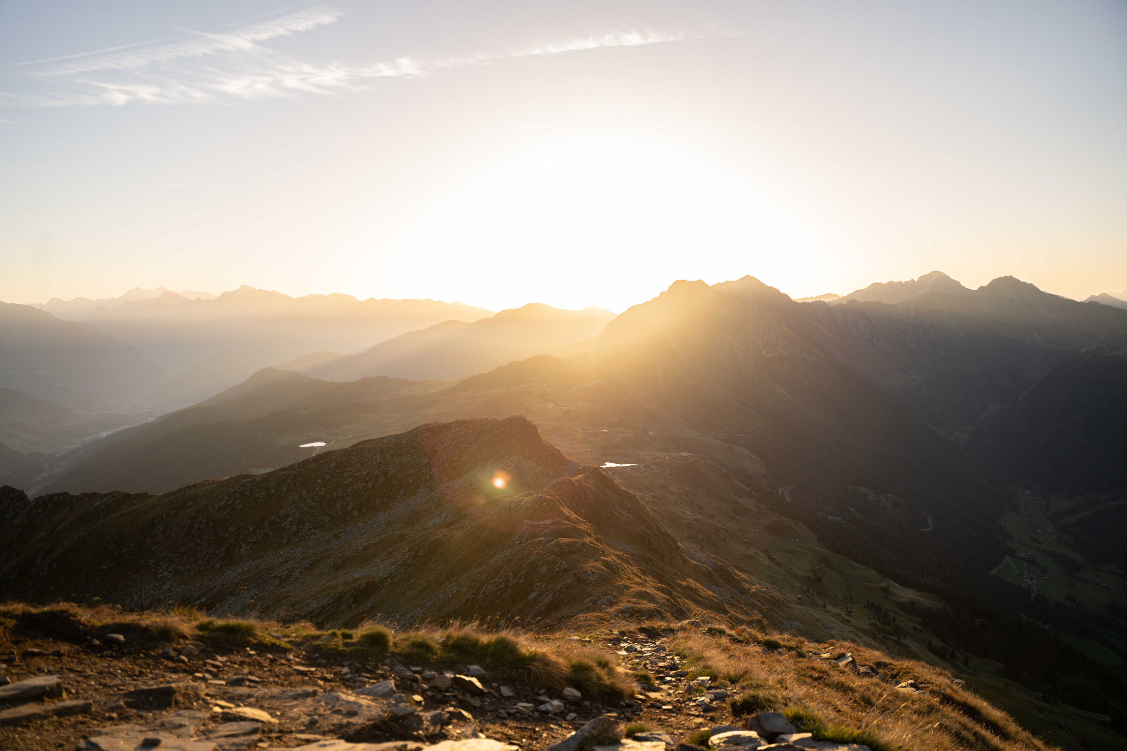 leichte Sonnenaufgangswanderung zur Flecknerspitze, aussichtsreicher Gipfel im Passeiertal, Jaufenpass - Südtirol  Wochenprogramm Apfelhotel Farmhouse Torgglerhof