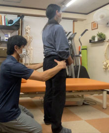 東京都葛飾区立石のひだまり整骨院で整体師が骨盤の歪みをチェックしている画像