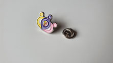 Gedetailleerde custom pin in unieke vorm, geproduceerd door Toppins.nl – ideaal als jubileumgeschenk of promotioneel item