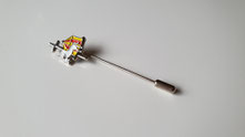 Custom made pin in eigen vorm met bedrukt logo, gemaakt door Toppins.nl