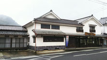 有田焼で有名な佐賀県有田町。古い建物が並ぶ通りに明治一七年に創業した晩香窯。伝統的歴史建造物指定をうけた住居兼ギャラリーです