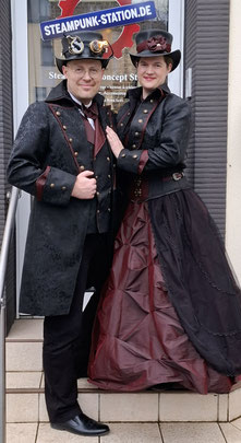 Brautpaar im abgestimmten Steampunk-Hochzeitsoutfit im Partnerlook mit Hochzeitskleid und Bräutigam-Gehrock