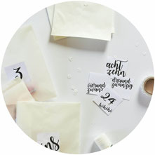 Bild: DIY Adventskalender Idee mit Kleiderbügel und Papiertüten, inklusive Freebie Zahlen zum ausdrucken im angesagten Lettering-Style; gefunden auf www.partystories.de