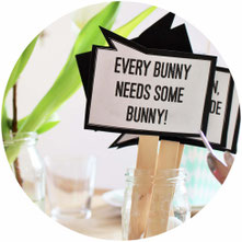 Bild: DIY Oster Schilder basteln - Mit dieser Freebie Bastelvorlage Oster Schilder und Photoprops als Deko für Ostern selber machen; gefunden auf www.partystories.de
