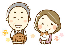 犬と猫を抱く男女