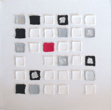"Momente 1" Büttenpapierelemente in Weiß, Schwarz, Grau, Silber und Karminrot auf weißer Leinwand, ca. 20 x 20 x 3,5 cm, Acrylmisch-/Collagetechnik