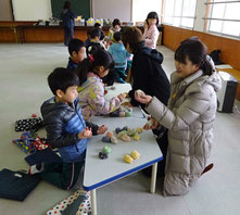 1年生と地域住民が一緒に昔の遊びを楽しむ