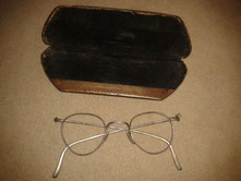 IJzeren brillenkoker met antieke bril