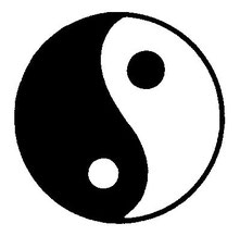 Yang steht für das Helle und Yin für das Dunkle in diesem Symbol. Yin und Yang sollen sich gegenseitig ausgleichen und ergänzen.