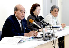 是正要求への対応について記者会見で発表する竹富町教育委員会=11日午前、離島ターミナル