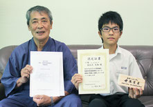 検定試験に合格した屋比久大翔君(右)と上勢頭芳徳さん=18日午後、ICT文化ホール