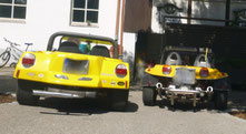 zwei gelbe Buggys