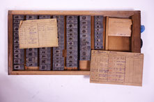 36 Plastica mit Gießzetteln und verpackten  Übersetzern. Inv.Nr.: 1/2022/5159-195. 