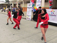 Bailarines animando la campaña de erradicación del trabajo infantil. Chone, Ecuador.