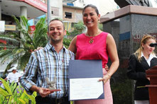 Marco Leone recibe un acuerdo municipal que reconoce su trabajo de voluntariado en la Fundación Cotolengo. Manta, Ecuador.
