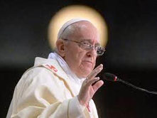 Papa Francisco a contraluz de la Luna, que parece una aureola sobre su cabeza.