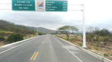Tramo de la flamante Vía Briceño - La Unión - San Isidro, con señalización informativa de primera. Manabí, Ecuador.