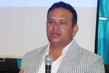 Ingeniero Daniel Andrade, experto en cultivo y producción del guanábano, durante un seminario en la ULEAM. El Carmen, Ecuador.