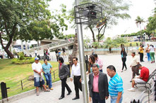 El alcalde y otros dignatarios municipales inspeccionan el nuevo sistema de amplificación del sonido instalado en el parque central. Manta, Ecuador.