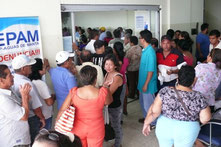Usuarios del agua potable esperan turno para pagar su consumo en la oficina de recaudación de la Epam. Manta, Ecuador.