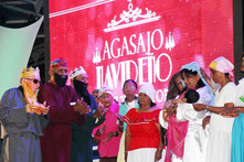 "Nacimiento viviente" del Niño Jesús, representación escénica de los adultos mayores protegidos por el Patronato municipal, en el homenaje que este dio a aquellos. Manta, Ecuador.