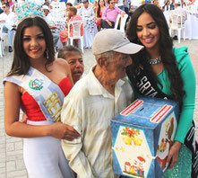 Reinas de belleza ayudan en el desarrollo del homenaje a los adultos mayores protegidos por el Patronato municipal. Manta, Ecuador.
