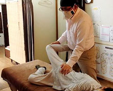 産後骨盤矯正で腰痛の施術をする整体院ほしみぐさ院長