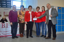 Die Spende übergab Klaus Nussbaum im Beisein von OB Cornelia Petzold-Schick u. Oberstudiendirektor Hanspeter Gaal (JKG Bruchsal, li.), Gabi Aumann (4.v.li.) mit Tochter Maike (rechts daneben) an Elke Jordan von B.L.u.T. e.V. (Foto: su)