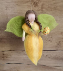 Handgefertigte Osterfee aus Filz – zauberhafte Osterdekoration & Fensterdekoration. Frühlingsfee als Geschenk zu Ostern, für Mädchen, Kita Deko & handgemachte Frühlingselfe.
