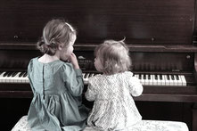 Kinder lernen Klavier