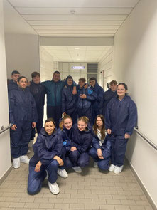 Ohne Schutzmontur geht hier gar nichts - wir werden neu eingekleidet und passieren die Hygiene-Schleuse. Erst dann geht's ins Werk