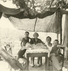 Sur le "terrazone" en Corse. De g. à dr.: J-Y C., son cousin, sa grand-mère Faustine, son père, son frère