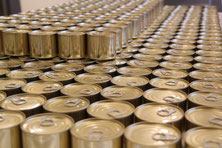 Kalbsfußbrühe in der Dose aufgereiht vor der Abkochung